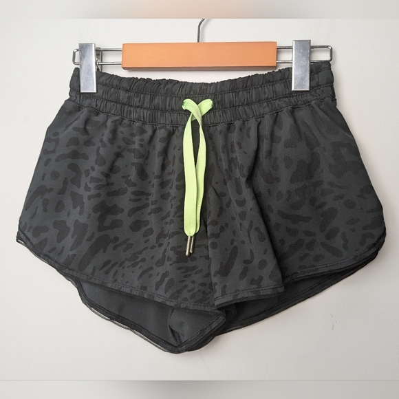 Lululemon Seek The Heat Short Color Animal Swirl Deep Coal Black Size 6 W7C89S - Picture 6 of 13
